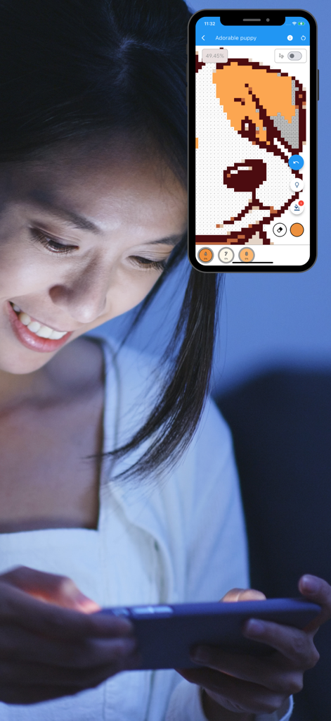 Color by Number: Paint & Draw - Una mujer sonriente se relaja por la noche mientras usa la aplicación de coloreado pixel art Color by Number.