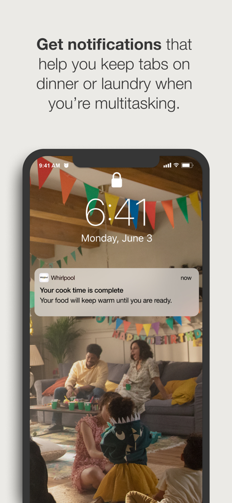 Écran de verrouillage de smartphone montrant une notification de l'application Whirlpool indiquant que le temps de cuisson est terminé lors d'une réunion de famille
