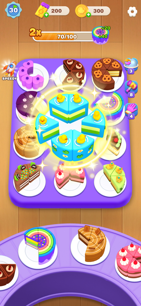 Cake Sort Master-Color Puzzle - Una pantalla de juego móvil que muestra varias rebanadas de pastel en 3D siendo clasificadas y unidas en un tablero morado.