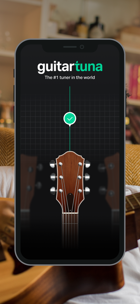 GuitarTuna App-Oberfläche, die einen perfekt gestimmten Gitarrenkopf mit einem grünen Häkchen zeigt.
