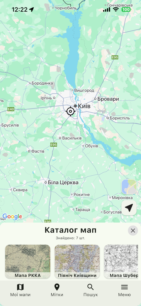 Maps Explorer App-Oberfläche, die eine moderne Karte von Kiew und einen Katalog historischer Kartenüberlagerungen anzeigt