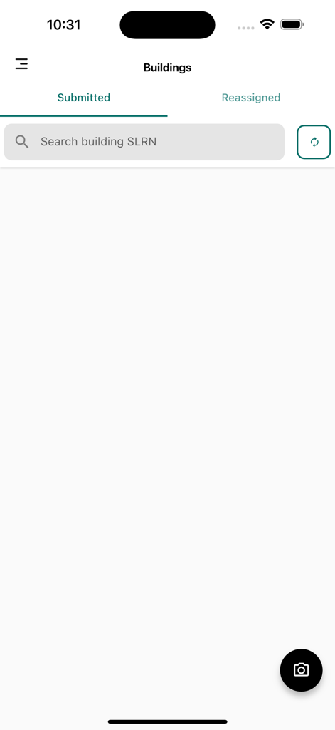 CAIMS資産管理アプリの建物画面、検索バーとカメラ、スキャンボタンを表示。