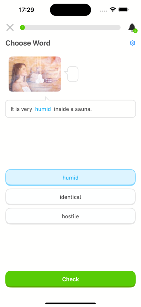 4000 Essential English Words ⑸ - Una pantalla de práctica de vocabulario en la aplicación 4000 Essential English Words que muestra una pregunta de opción múltiple para la palabra 'humid'