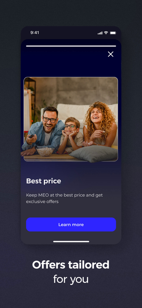 Uno screenshot dall'app my MEO che mostra offerte esclusive su misura con una famiglia felice che guarda la TV insieme