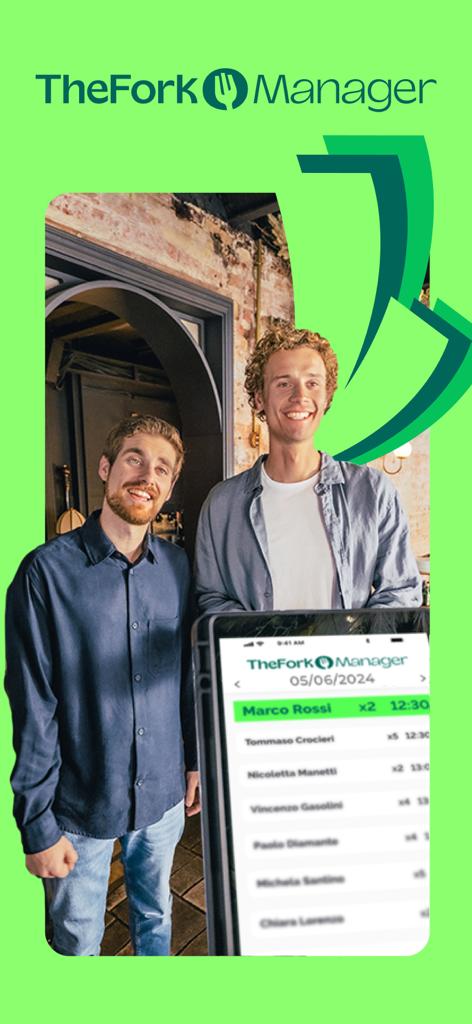 TheFork Manager - Deux responsables de restaurant souriant avec un smartphone affichant la liste des réservations TheFork Manager