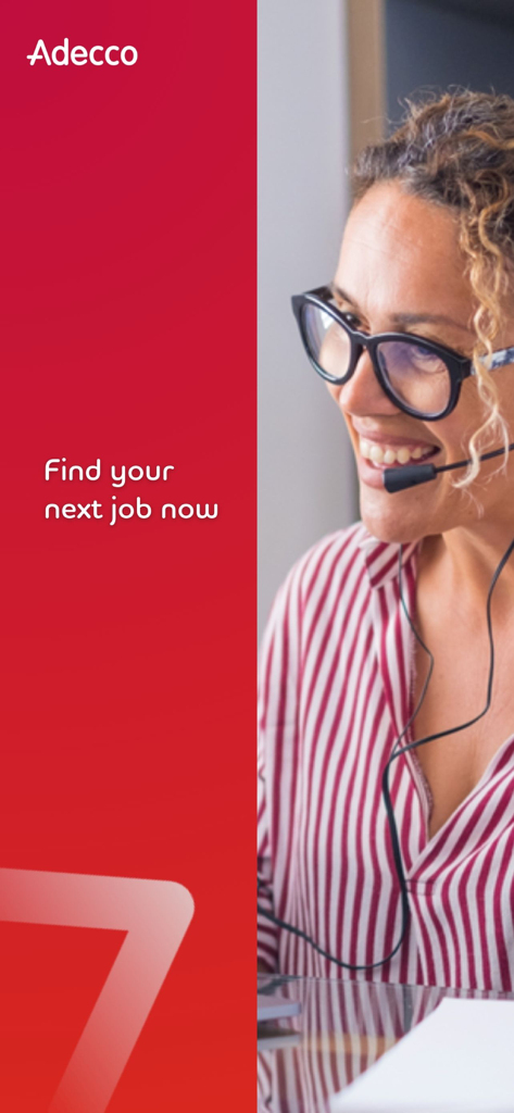 Professionista sorridente con auricolare sulla schermata dell'app di ricerca lavoro Adecco