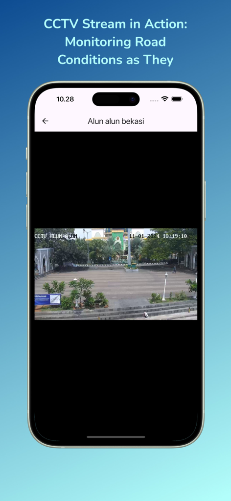 Uno smartphone che mostra uno streaming video in diretta CCTV del traffico di Alun Alun Bekasi in Indonesia