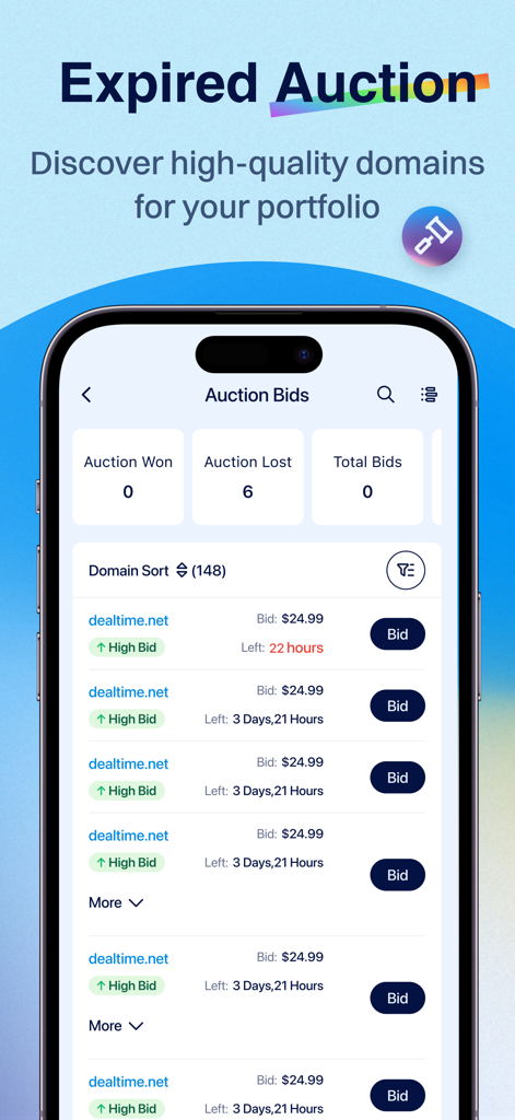 Interfaccia dell'app mobile Dynadot che mostra le offerte attuali dell'asta di domini e lo stato