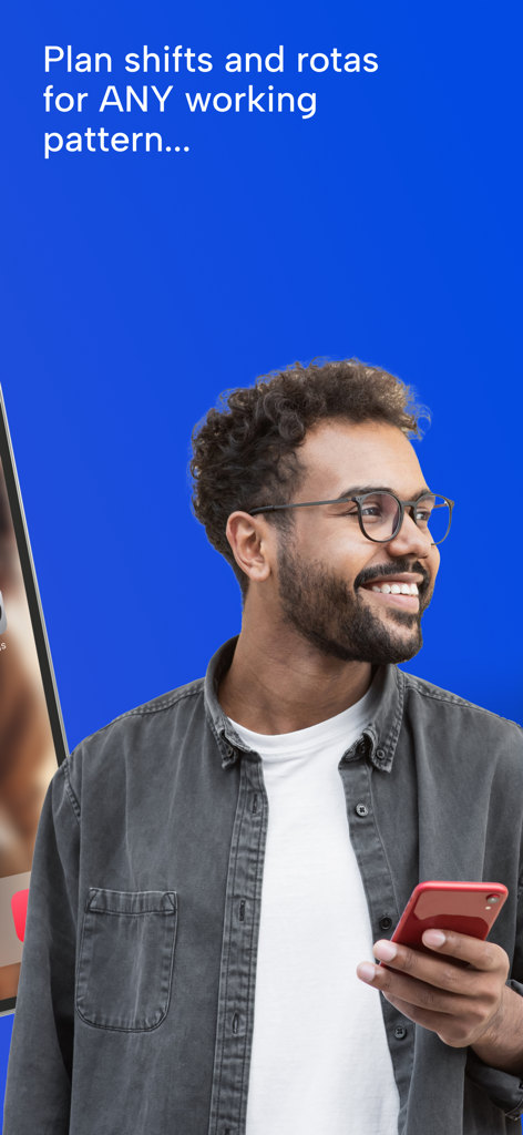 어떤 근무 패턴이든 교대 근무 및 일정을 계획할 수 있다는 텍스트가 적힌 스마트폰을 들고 웃고 있는 남성
