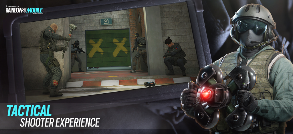 Rainbow Six Mobile - Jugabilidad de Rainbow Six Mobile mostrando operadores en una posición táctica y un primer plano de un operador con un gadget especializado.