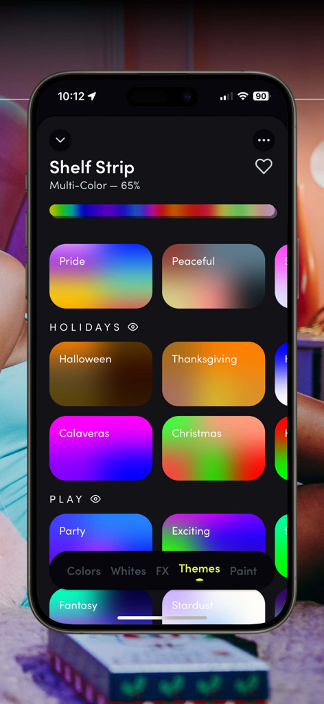 Interfaz de la app LIFX mostrando varios temas de color para una tira de luz inteligente.