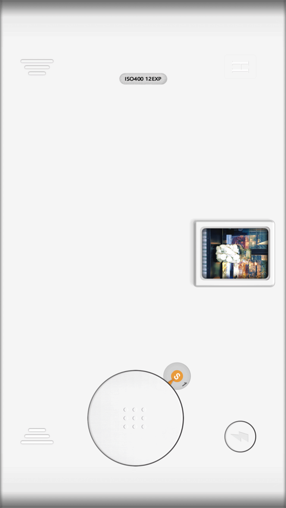 Interfaccia della fotocamera minimalista dell'app Halframe che mostra le impostazioni ISO e un'anteprima della foto della pellicola