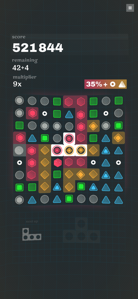 Kavel - Jogabilidade de Kavel mostrando uma grade de formas geométricas coloridas e uma pontuação alta.