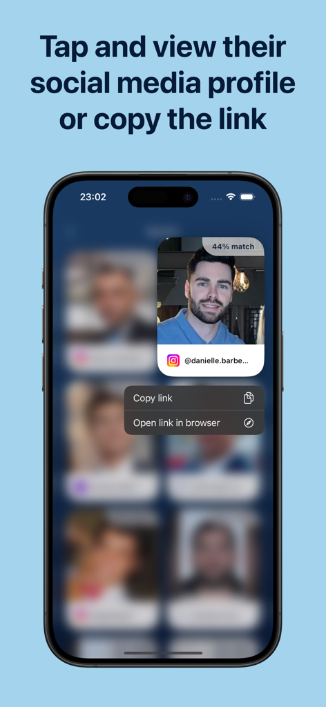Facial Recognition - 顔認識アプリで、ソーシャルメディアリンクメニューが表示された検索結果を検索しているスマートフォン