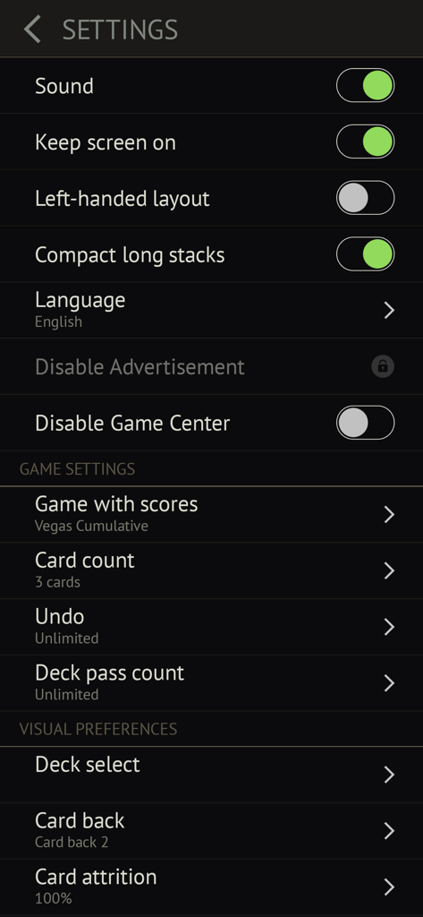 Elite Klondike Solitaire - El menú de configuración de Elite Klondike Solitaire que muestra opciones de personalización como puntuación de Vegas y desgaste de cartas.