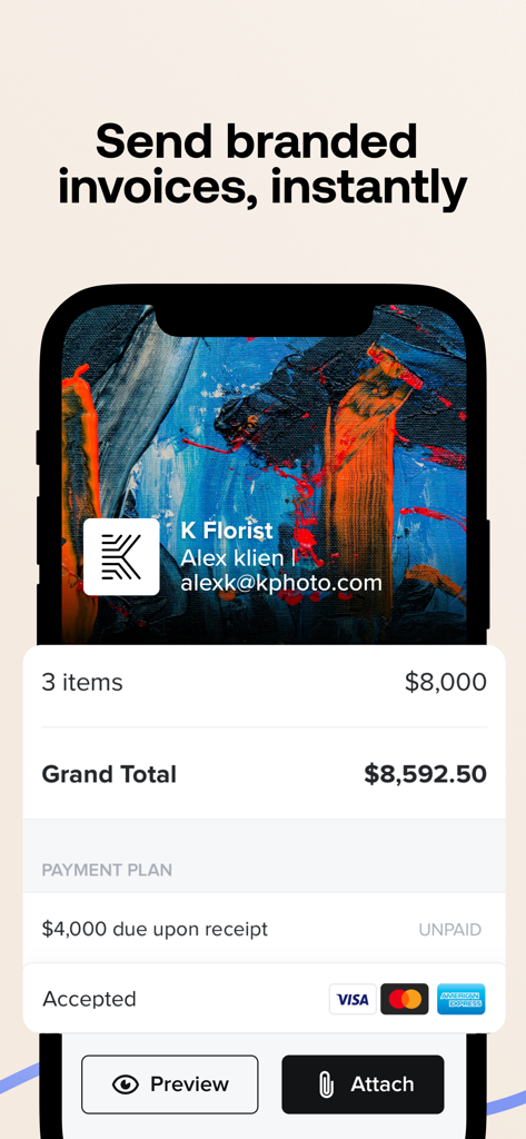 Un écran de téléphone mobile affichant une facture professionnelle personnalisée pour un fleuriste au sein de l'application HoneyBook.