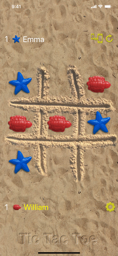 Jeu de Tic Tac Toe sur fond de sable avec des étoiles de mer bleues et des crabes rouges comme pièces.
