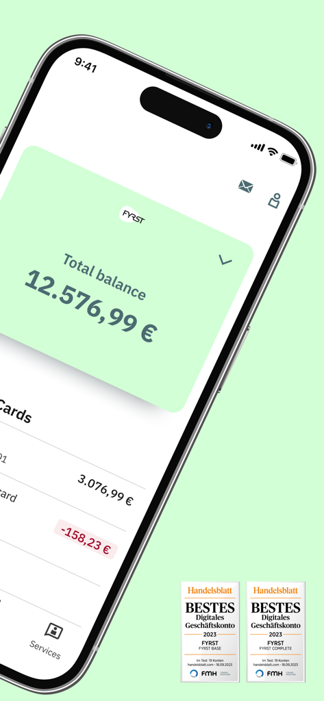 Interfaccia dell'app di mobile banking FYRST che mostra un saldo totale di 12.576,99 euro e premi digitali per conti aziendali.