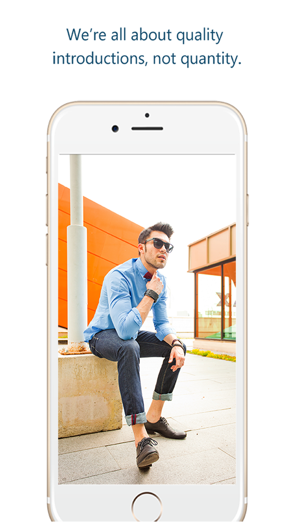 남성 프로필과 '양이 아닌 질 좋은 소개'라는 메시지가 표시된 킥오프 데이팅 앱을 보여주는 스마트폰 화면