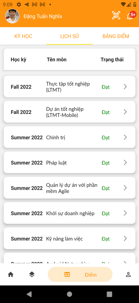L'écran d'historique académique de l'application myFPL montrant une liste de cours de l'automne 2022 et de l'été 2022 avec un statut de réussite pour chaque matière.