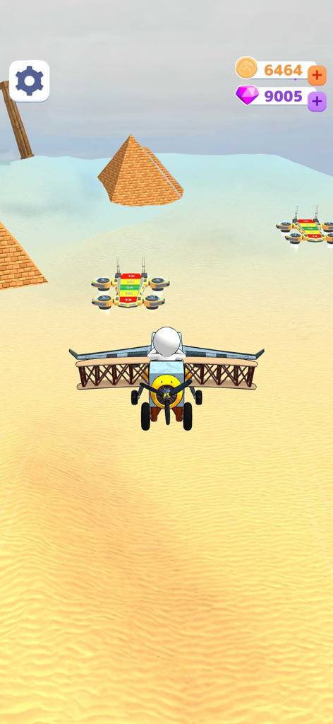 Un piloto volando un biplano sobre un paisaje desértico con pirámides en Fly Challenge Plane Simulator