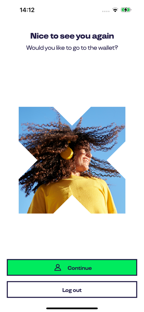 Pluxee Polska - Pantalla de bienvenida de la aplicación Pluxee con un usuario sonriente y un botón para continuar a la cartera.