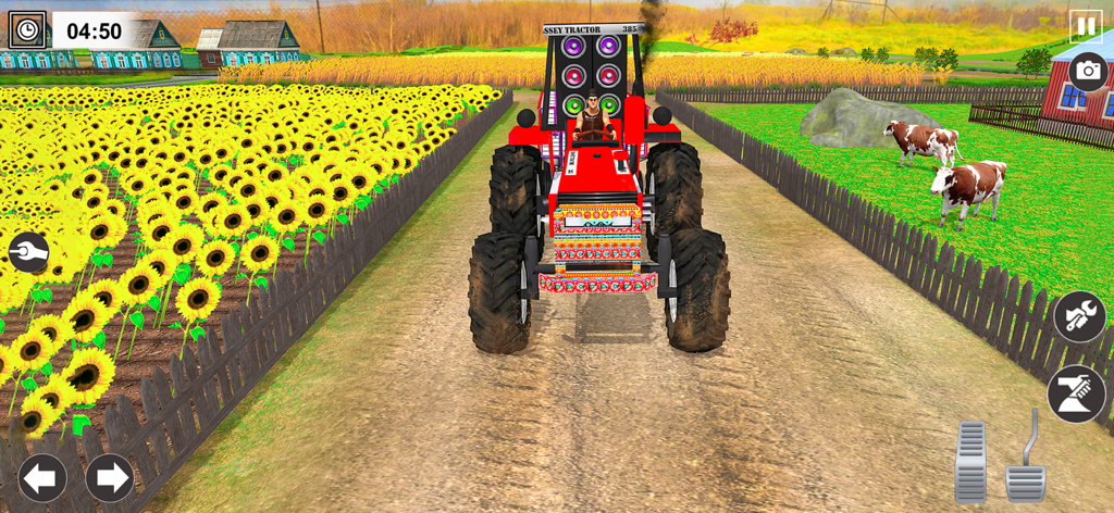Un tractor rojo conduciendo por un camino de granja junto a un campo de girasoles y vacas pastando en una simulación de pueblo.