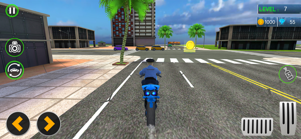 City Police War - Car Games 3D - Un oficial de policía conduciendo una motocicleta azul por las calles de la ciudad en una simulación de acción 3D.