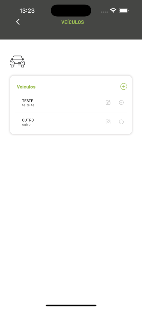 Évora Mobilidade - Una interfaz de gestión de vehículos en la aplicación Evora Mobilidade que muestra una lista de coches registrados para servicios de aparcamiento y transporte