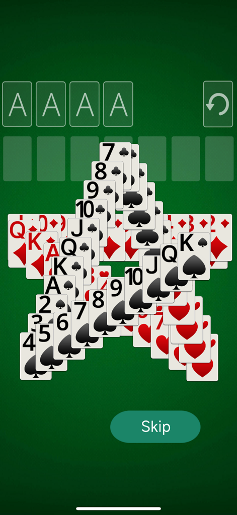 Solitaire Classic - 2026 - Una pantalla de juego de Solitario con cartas de juego formando una gran estrella sobre un fondo de fieltro verde.
