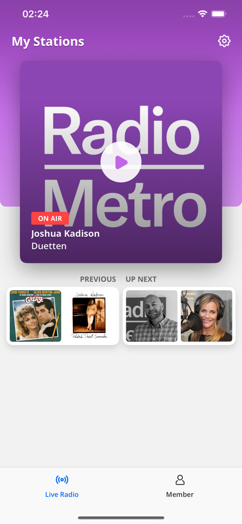 Dinlyd - Dinlyd app screen showing Radio Metro live player with current song information and upcoming radio hosts.