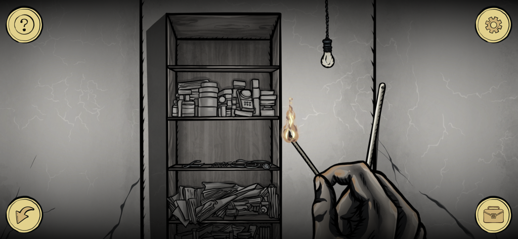 Escape Room: Strange Case 2 - Vista en primera persona de un detective sosteniendo una cerilla encendida en una habitación oscura de un manicomio con una estantería de pistas.