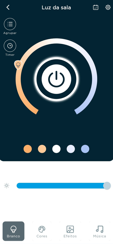 Interfaz de la aplicación de hogar inteligente para controlar la temperatura de color y el brillo de las bombillas.