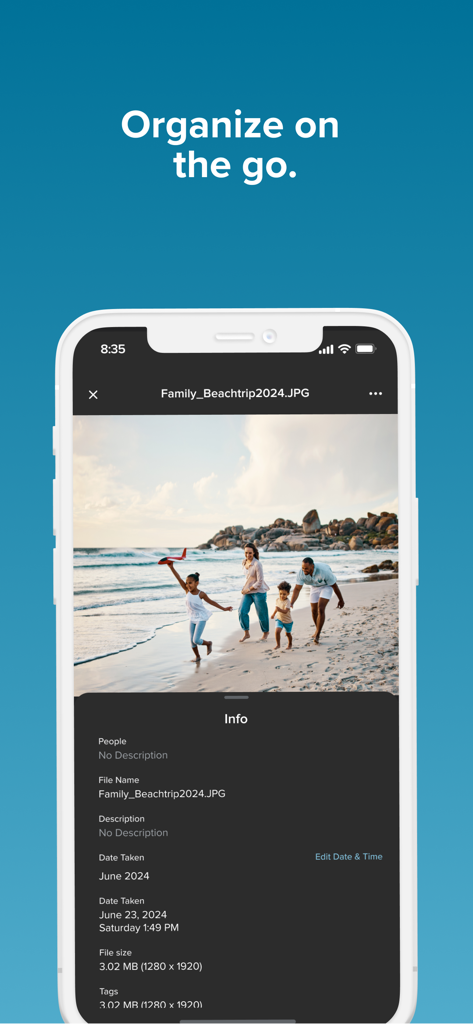 FOREVER® - 날짜 및 파일 크기와 같은 메타데이터가 있는 가족 해변 사진을 보여주는 FOREVER 앱 인터페이스.
