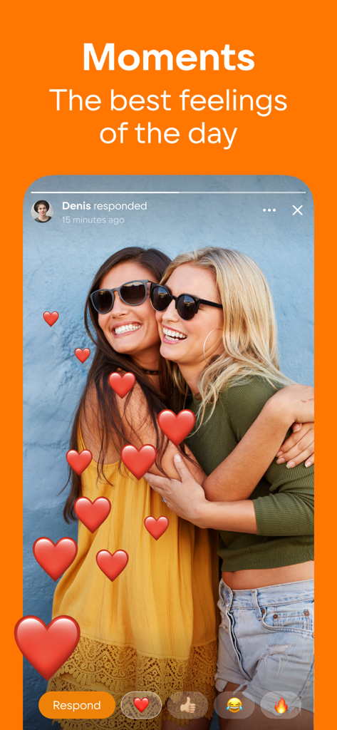 Uno screenshot dell'app Odnoklassniki che mostra la funzione Momenti con due amiche che si abbracciano e reazioni con emoji a cuore