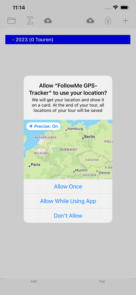 Indicador de permiso de ubicación de iOS en la aplicación FollowMe GPS tracker que muestra un mapa de Europa con el control de ubicación precisa.
