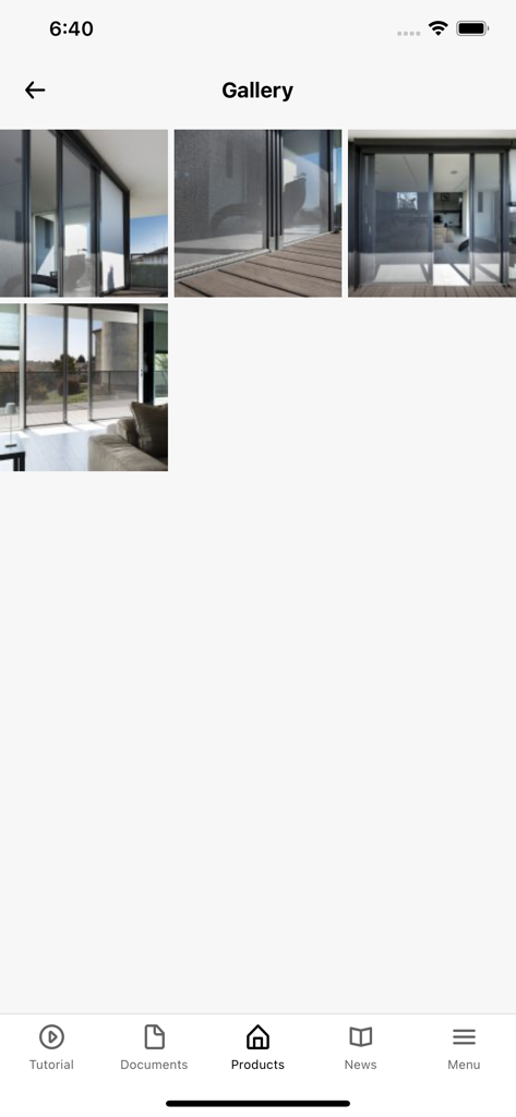 Vista galleria di installazioni di zanzariere Bettio su grandi porte finestre scorrevoli in contesti residenziali moderni.