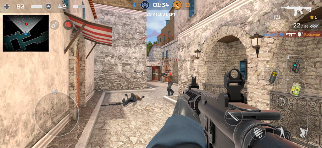 Ego-Perspektive eines Spielers mit einem Sturmgewehr in einem urbanen Kampfszenario in Critical Strike CS