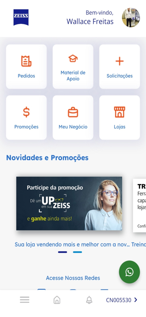+ZEISS - Dashboard dell'app Plus ZEISS che mostra icone di gestione aziendale e banner di promozioni ottiche.