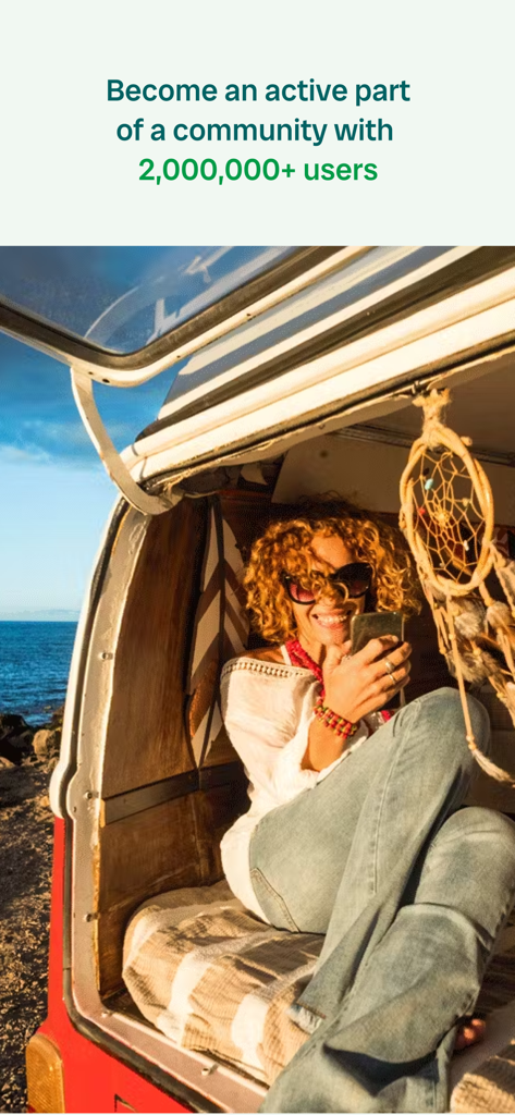 Campercontact - Camper Van - Une femme se détendant dans son fourgon aménagé au bord de la mer tout en utilisant l'application Campercontact