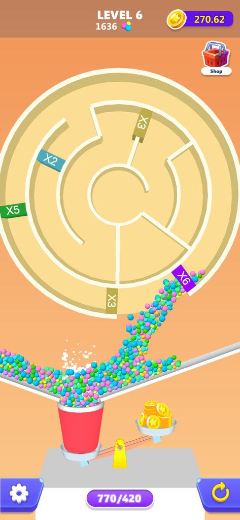Un juego de puzle de laberinto circular donde bolas de caramelo de colores caen a través de una puerta multiplicadora X6 hacia una taza sobre una báscula.