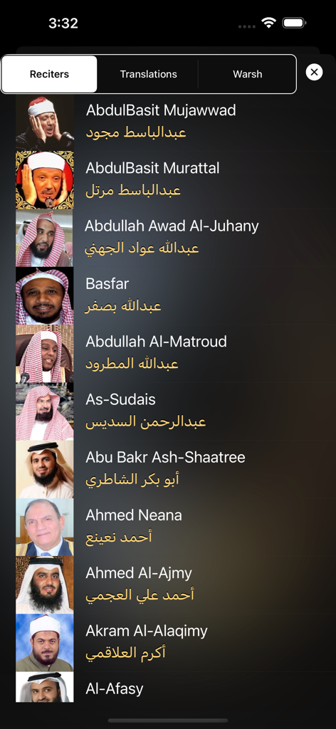 Random Quran Verse - Handybildschirm, der eine Liste berühmter Koranrezitatoren mit Namen auf Englisch und Arabisch zusammen mit ihren Fotos zeigt