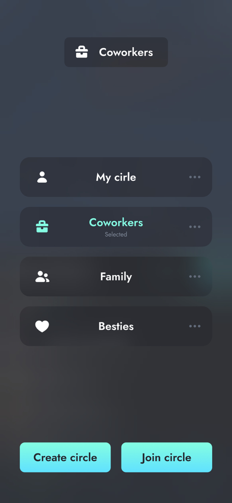 Phone Tracker - Family Locator - Interfaz de la aplicación Rastreador de Teléfono que muestra círculos de uso compartido de ubicación para Familia, Compañeros de trabajo y Amigos.