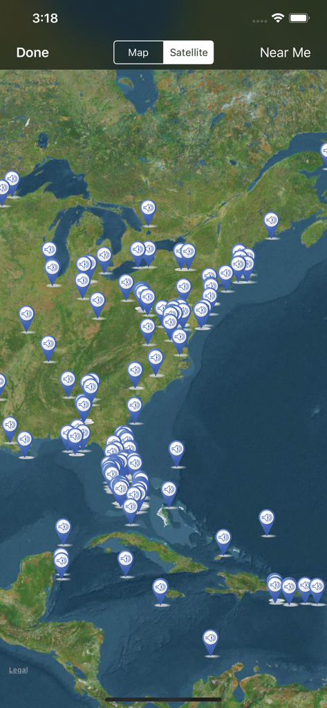 White Noise Market - Una vista de mapa satelital dentro de la aplicación White Noise Market que muestra numerosas ubicaciones de grabación de sonido en América del Norte y Central.