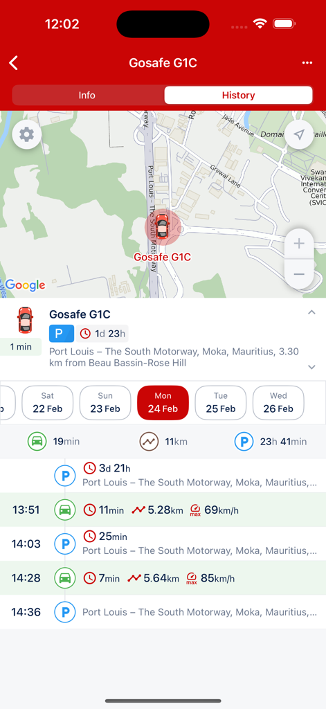 Naveo FleetGO mobile App-Oberfläche, die den Fahrtenverlauf von Fahrzeugen und den GPS-Standort anzeigt.