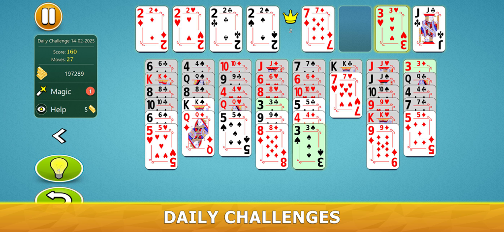 FreeCell Solitaire Mobile - Pantalla de jugabilidad de FreeCell Solitario Móvil mostrando un reparto de desafío diario en modo horizontal con un fondo azul claro