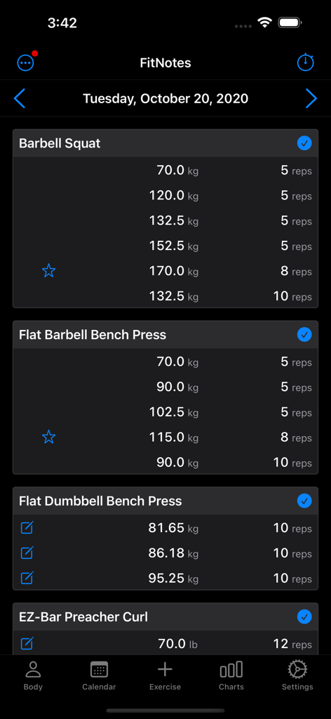 FitNotes 2 - Gym Workout Log - Registro de entrenamiento diario en FitNotes 2 que muestra series, pesos y repeticiones para múltiples ejercicios en modo oscuro.