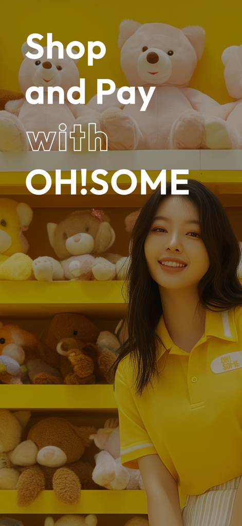 Una giovane donna sorridente con una polo gialla in piedi davanti a scaffali pieni di orsacchiotti di peluche.