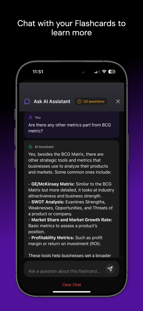 Una pantalla de aplicación móvil mostrando un chat con un asistente IA que proporciona explicaciones detalladas y ayuda de estudio basada en tarjetas de memoria