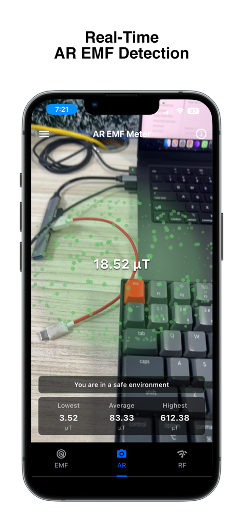 EMF Meter - Interfaz de la aplicación Medidor EMF mostrando visualización de cámara AR en tiempo real de niveles de campo electromagnético sobre un espacio de trabajo con un portátil y teclado